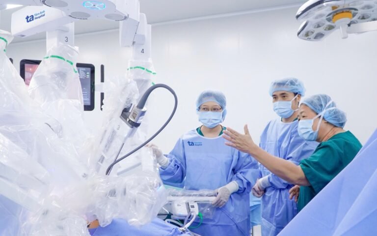 bac-si-viet-chinh-phuc-phau-thuat-robot,-mo-duong-hinh-thanh-trung-tam-chuan-quoc-te