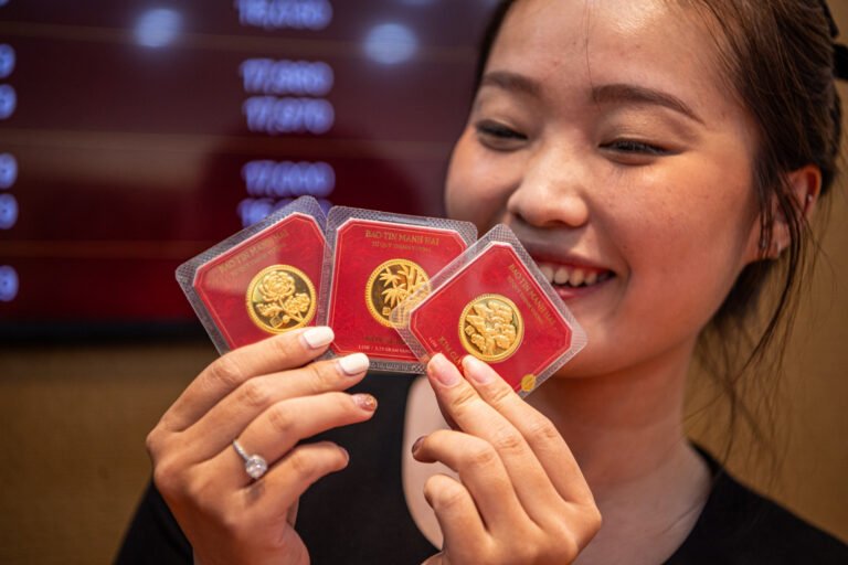 gia-vang-xuyen-thung-moc-160-trieu-dong/luong,-noi-lo-truoc-'ranh-gioi-song-con'
