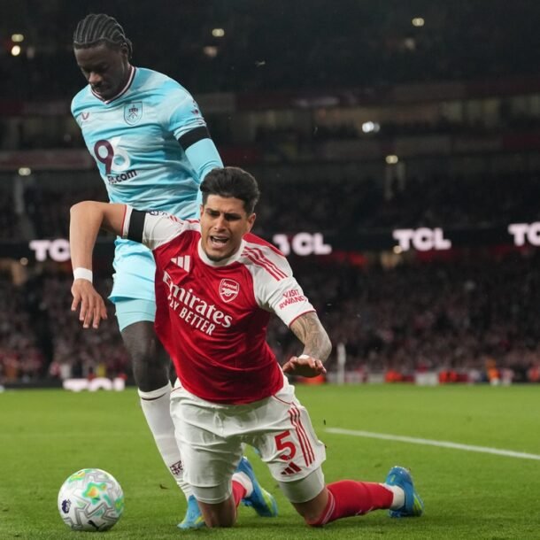 ngoi-sao-arsenal-bi-tut-quan-trong-luc-thi-dau