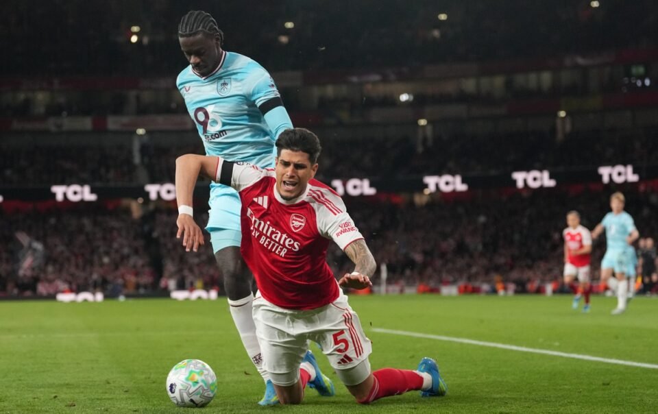 ngoi-sao-arsenal-bi-tut-quan-trong-luc-thi-dau
