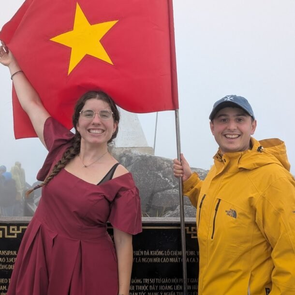 2-nguoi-nuoc-ngoai-tu-van-cho-hang-ngan-luot-khach-quoc-te-den-du-lich-viet-nam