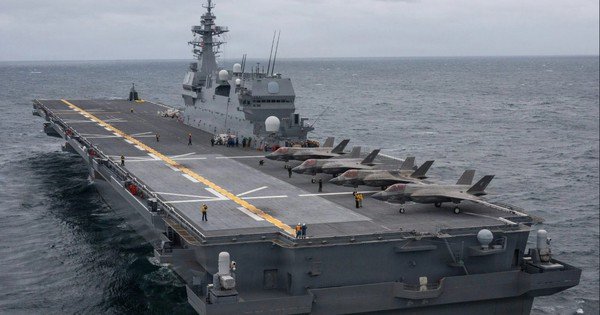 t&agrave;u-khu-truc-ho&aacute;n-cai-cua-nhat-sap-thu-nghiem-voi-f-35b-cua-my