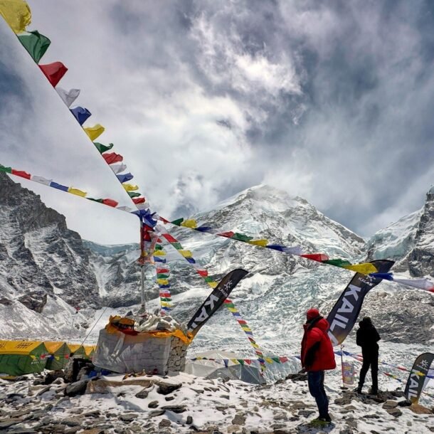 ky-luc-moi,-274-nguoi-chinh-phuc-dinh-everest-trong-mot-ngay