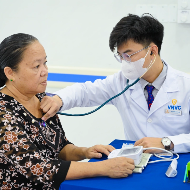 nhung-nguoi-con-dao-lan-dau-duoc-tiem-vaccine-cum