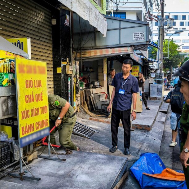 di-bo-vai-buoc-tren-via-he-ma-phai-len-loi-giua-hang-quan,-xe-co