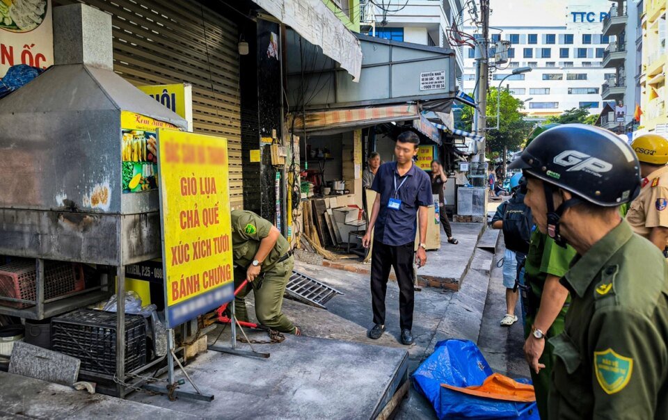 di-bo-vai-buoc-tren-via-he-ma-phai-len-loi-giua-hang-quan,-xe-co