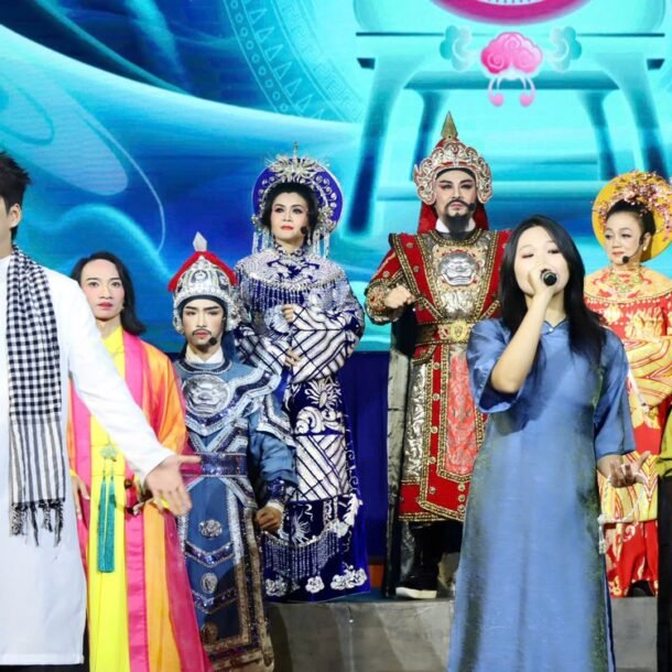 sinh-vien-‘pha-cach’-dua-cai-luong-ket-hop-am-nhac-hien-dai-va-rap