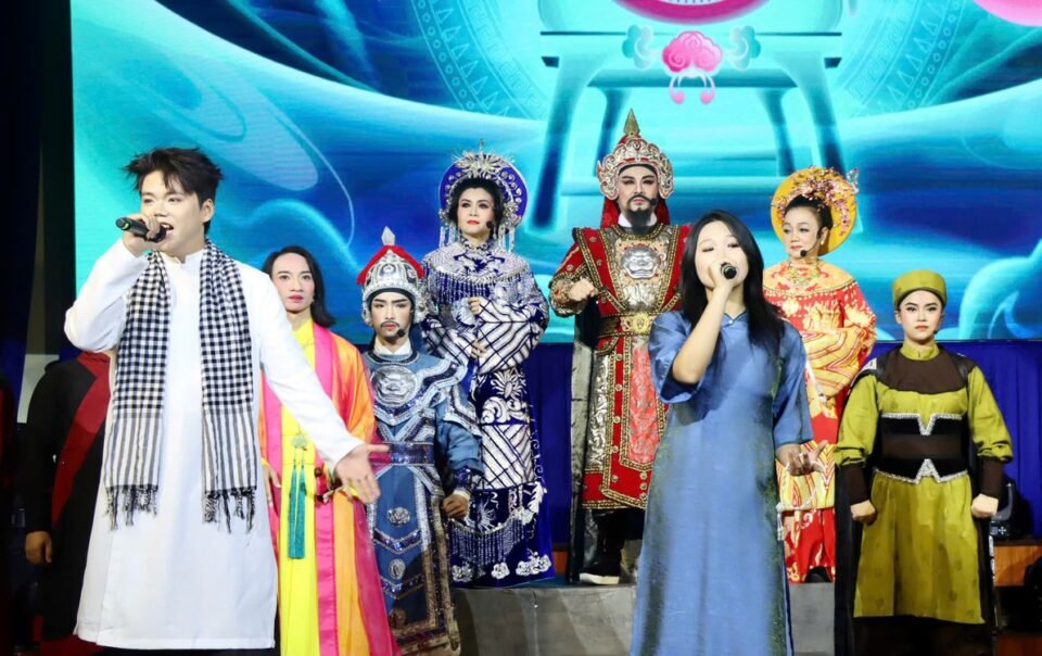 sinh-vien-‘pha-cach’-dua-cai-luong-ket-hop-am-nhac-hien-dai-va-rap