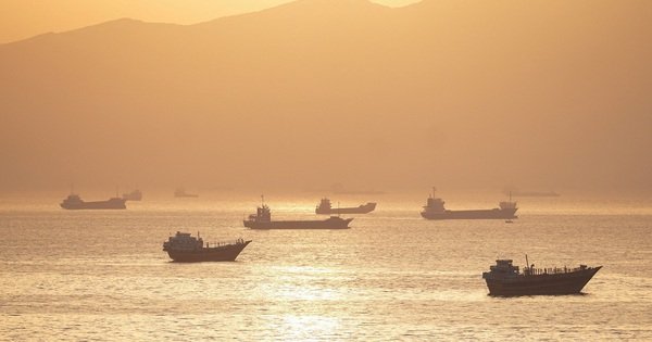 qu&acirc;n-doi-my-'&acirc;m-tham-huong-dan-h&agrave;ng-chuc-t&agrave;u-thuong-mai'-qua-eo-bien-hormuz