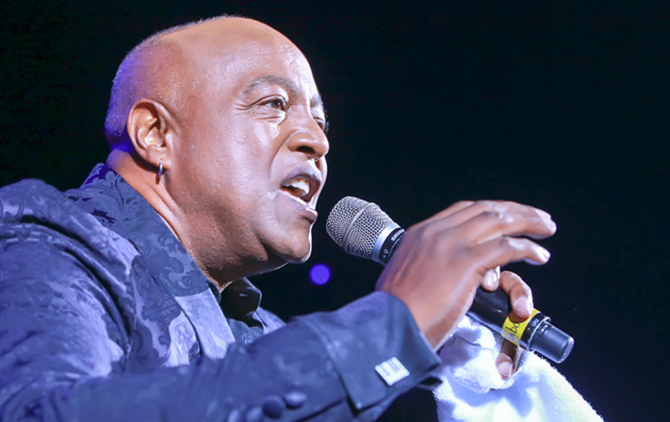 huyen-thoai-am-nhac-peabo-bryson-qua-doi