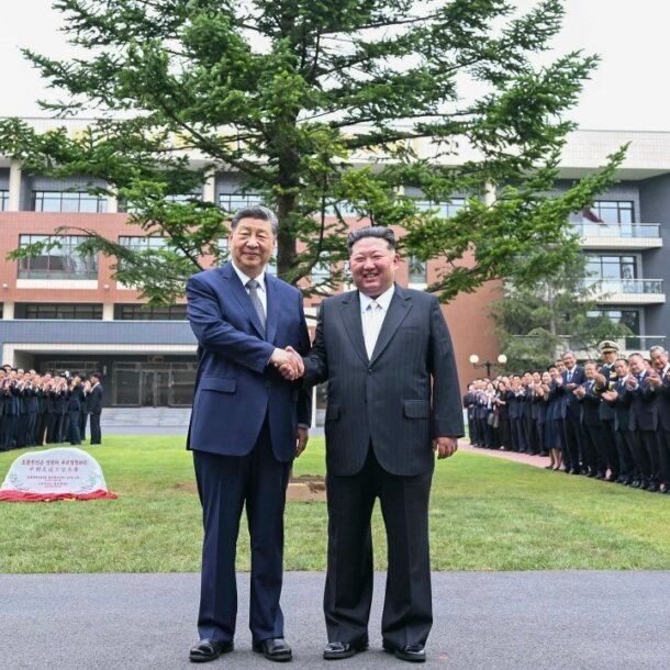 ong-tap-cung-ong-kim-jong-un-trong-cay