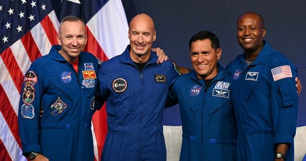 nasa-công-bo-4-phi-hành-gia-cho-su-menh-tham-dò-mat-trang