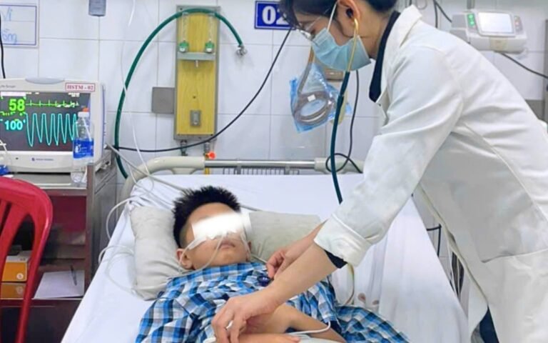 be-trai-ngung-tim-gan-2-gio-duoc-cuu-song-bang-ky-thuat-hoi-sinh-dac-biet