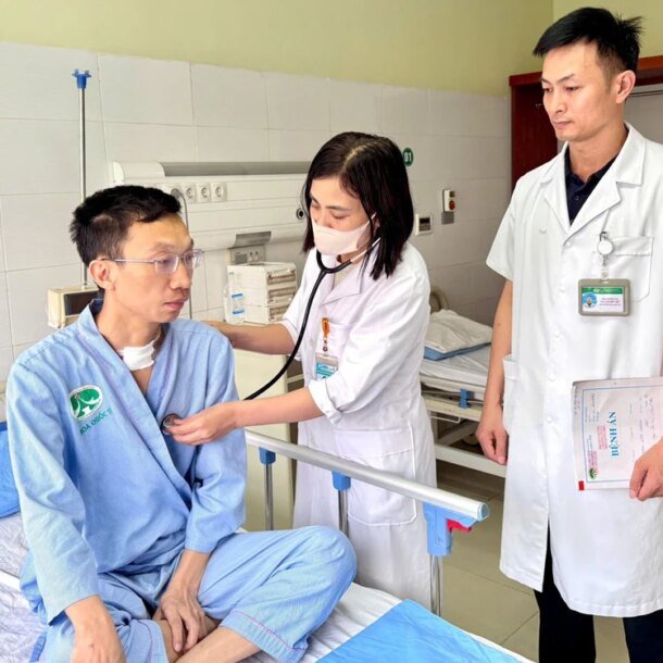 mo-cap-cuu-thanh-cong-trung-ta-cong-an-bi-con-nghien-dam-trung-co,-dut-dong-mach-canh