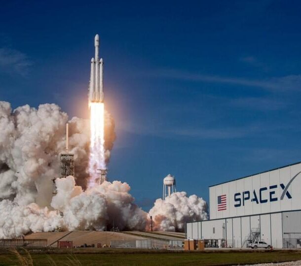spacex-cua-elon-musk-tang-vot-20%-khi-ra-mat-bom-tan-nasdaq