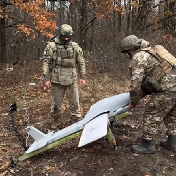 uav-van-ep-gia-re-molniya,-‘con-ac-mong’-moi-voi-quan-ukraine