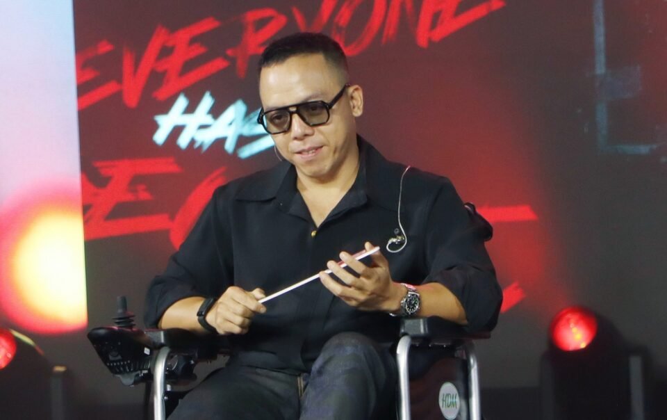 hoang-touliver-ngoi-xe-lan-len-san-khau