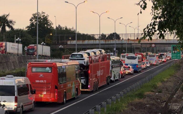 ket-xe-nhieu-doan-tren-cao-toc-tp.hcm-–-long-thanh-–-dau-giay,-csgt-huong-dan-di-quoc-lo-1