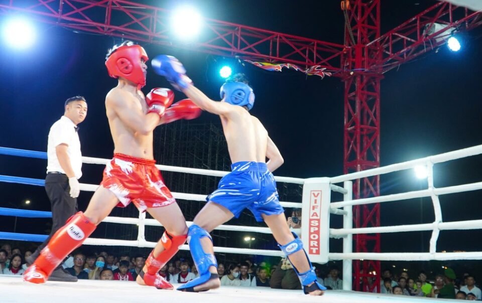 nhung-man-doi-khang-nghet-tho-tai-giai-kickboxing-gia-lai