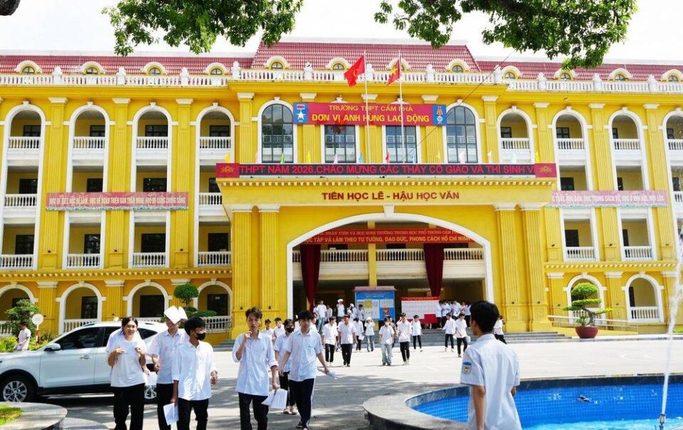 vu-‘ho-tro-thi-sinh’-trong-ky-thi-tot-nghiep-thpt-2026:-me-thi-sinh-nho-va
