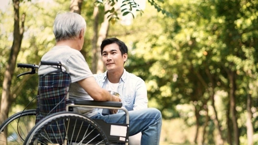 ‘khanh-kiet-sau-khi-ve-nuoc-cham-cha-gia-bi-alzheimer-giai-doan-cuoi’