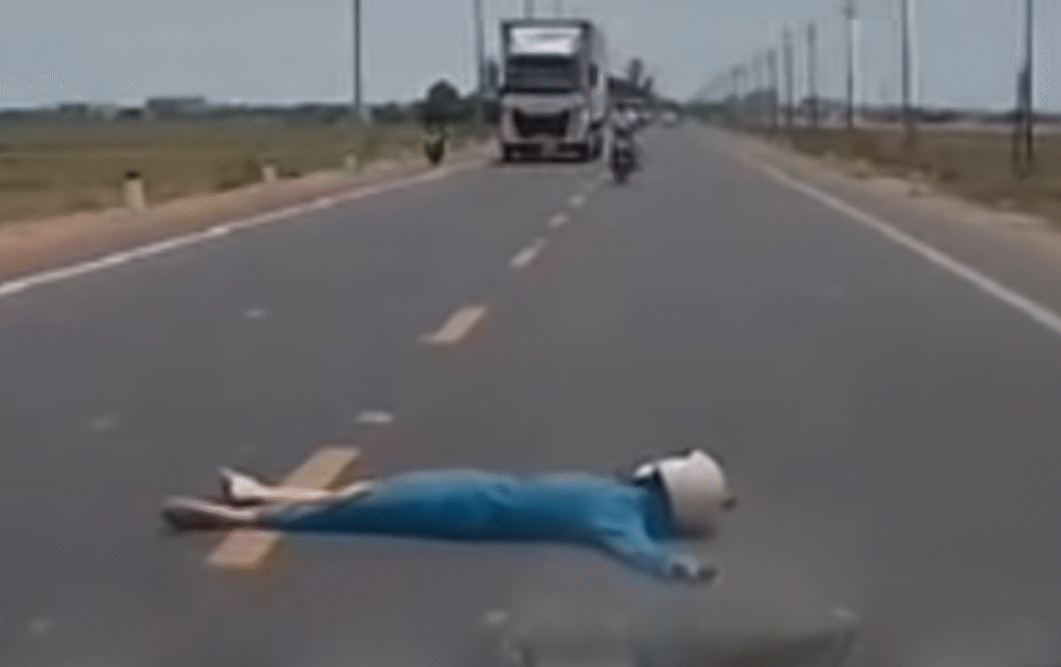 xac-minh-clip-nguoi-phu-nu-nam-giua-duong-chan-o-to