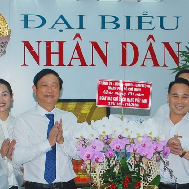 lanh-dao-tp.hcm-tham,-chuc-mung-cac-co-quan-bao-chi-nhan-ngay-21-6