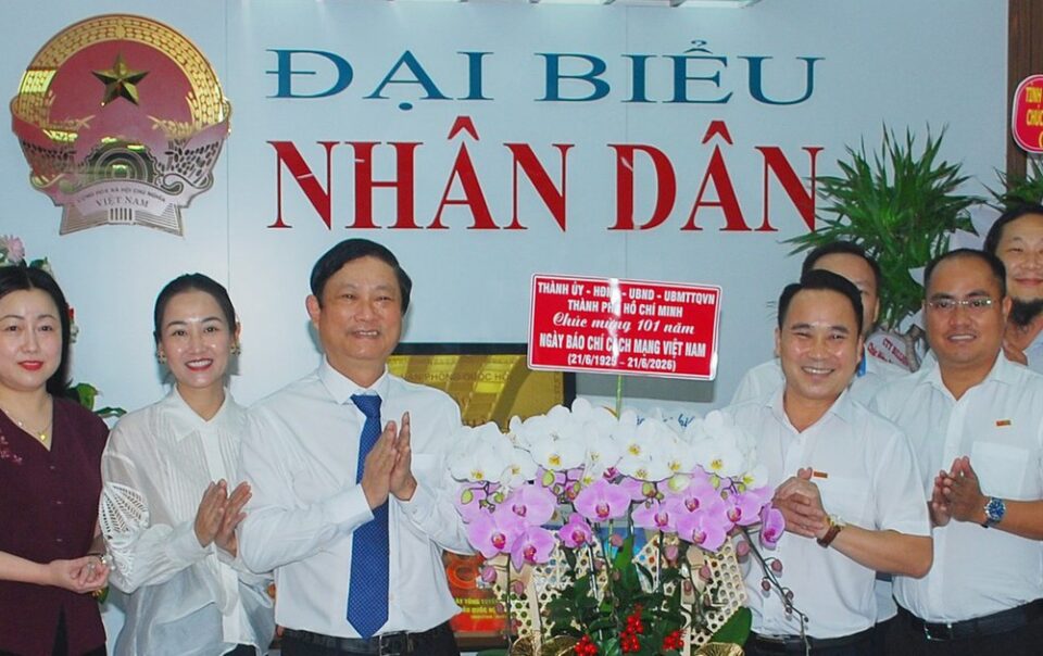 lanh-dao-tp.hcm-tham,-chuc-mung-cac-co-quan-bao-chi-nhan-ngay-21-6