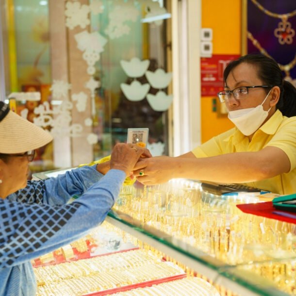 gia-vang-giam-mot-mach,-co-roi-xuong-120-trieu-dong/luong?
