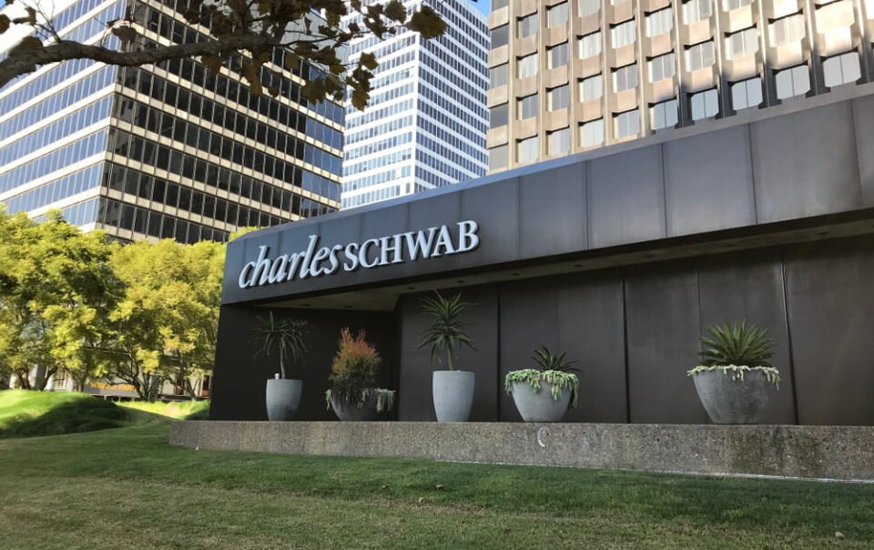 charles-schwab-kham-pha-thi-truong-du-doan-s&p-500-voi-cboe