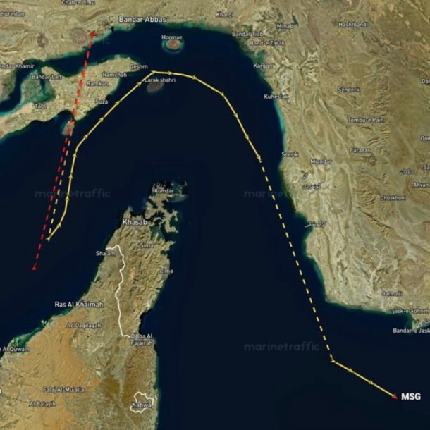 ong-trump-doa-thu-phi-doi-voi-tau-thuyen-di-qua-eo-bien-hormuz