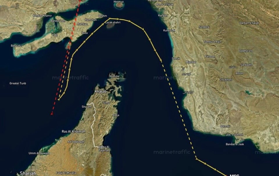ong-trump-doa-thu-phi-doi-voi-tau-thuyen-di-qua-eo-bien-hormuz