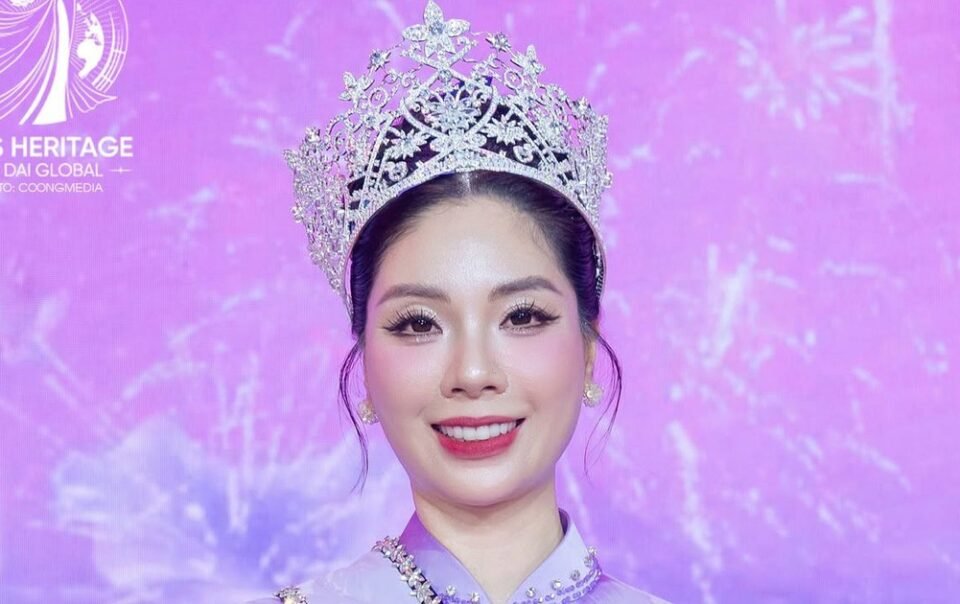 cuu-nu-sinh-chuyen-ha-noi-–-amsterdam-dang-quang-hoa-hau-di-san-ao-dai-viet-nam-toan-cau