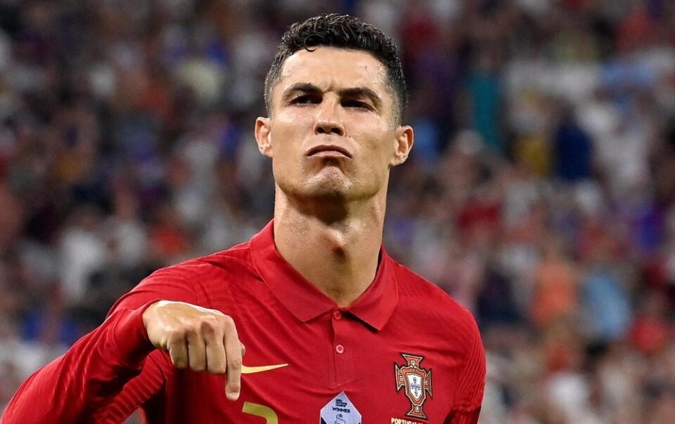 fan-ronaldo-gay-roi,-fifa-ra-tuyen-bo-danh-thep