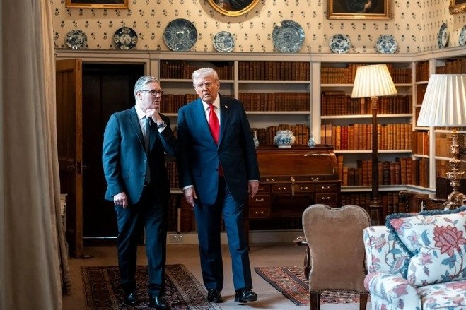 ong-trump-len-tieng-ve-viec-thu-tuong-anh-starmer-tu-chuc