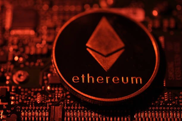 dong-von-etf-ethereum-chay-ra-gay-ap-luc-len-eth-khi-cac-nha-giao-dich-theo-doi-vong-quay-mang