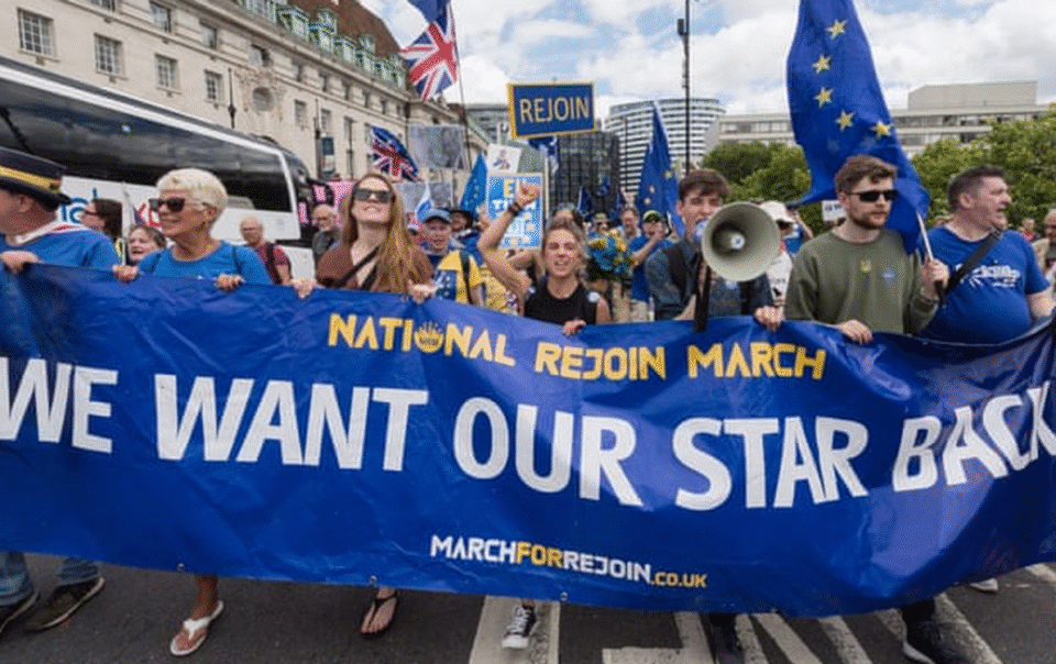 10-nam-sau-brexit:-gioi-tre-anh-muon-quay-lai-voi-eu
