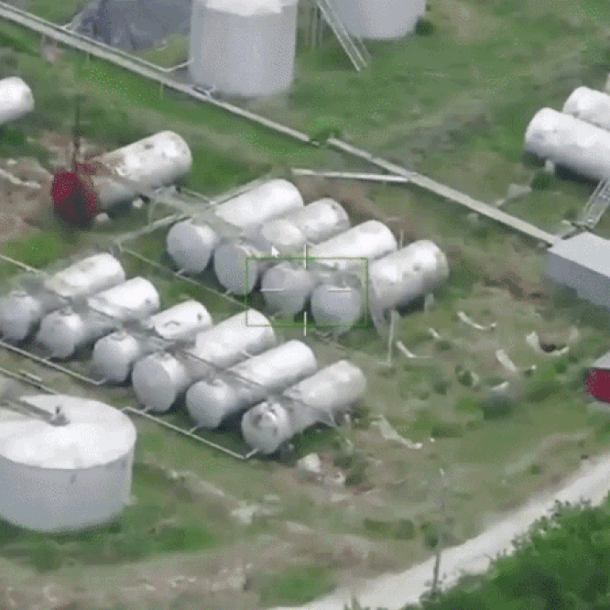 hinh-anh-kho-dau-cua-quan-doi-ukraine-chay-lon-sau-don-tap-kich-cua-uav-geran