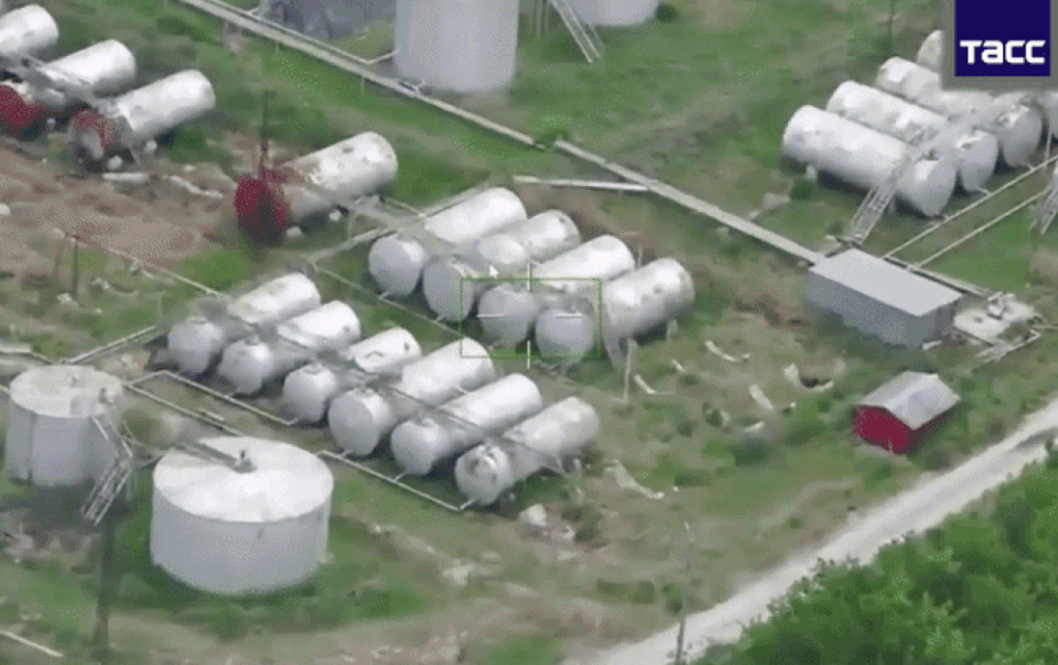 hinh-anh-kho-dau-cua-quan-doi-ukraine-chay-lon-sau-don-tap-kich-cua-uav-geran