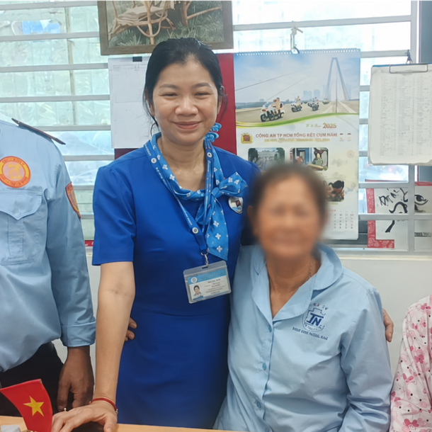 nu-benh-nhan-vui-mung-nhan-lai-so-vang-lon-danh-roi-tai-benh-vien-thong-nhat