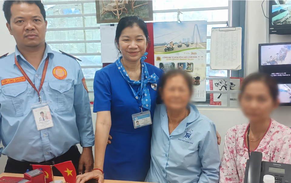 nu-benh-nhan-vui-mung-nhan-lai-so-vang-lon-danh-roi-tai-benh-vien-thong-nhat