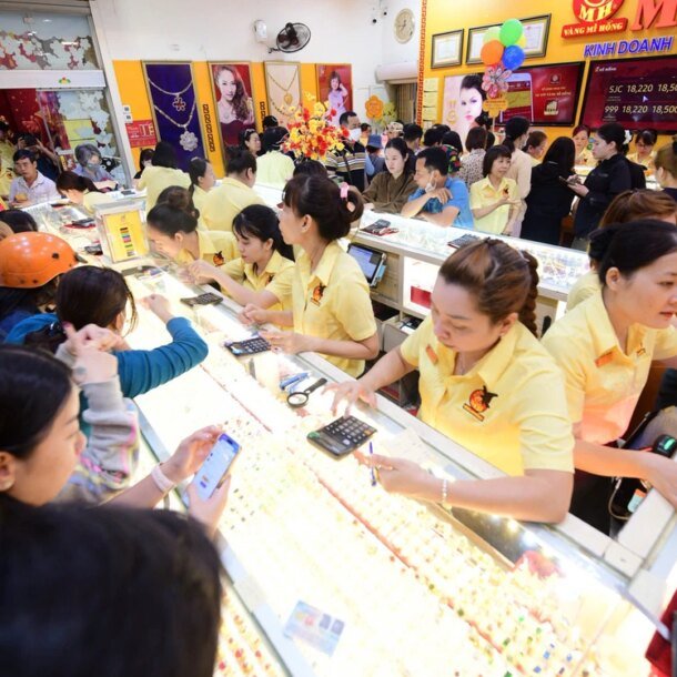 doc-nhanh-24-6:-gia-vang-lai-giam-manh;-dai-gia-dia-oc-tphcm-chi-10.400-ti-cho-thuong-vu-voi-lotte