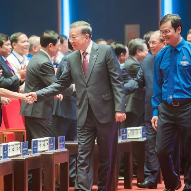 tong-bi-thu,-chu-tich-nuoc-to-lam-du-phien-trong-the-dai-hoi-doan-xiii