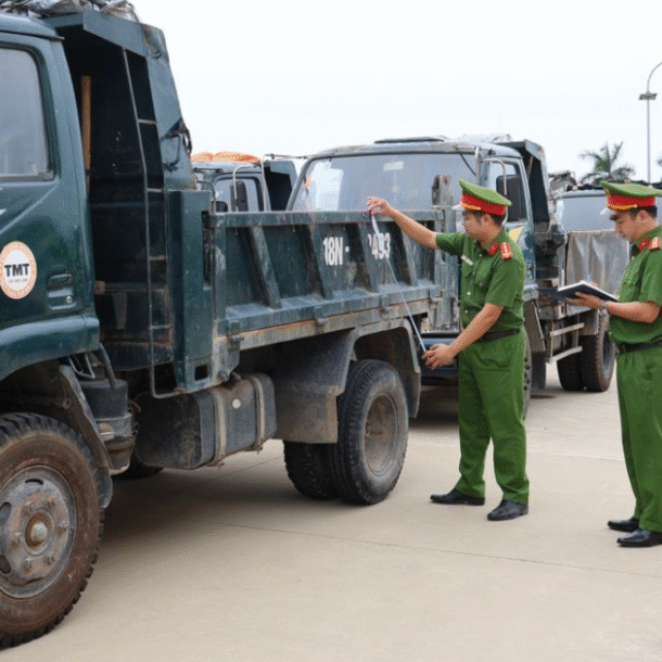 khoi-to-hai-nguoi-dan-ong-do-hon-177-tan-chat-thai-ra-moi-truong-o-ninh-binh