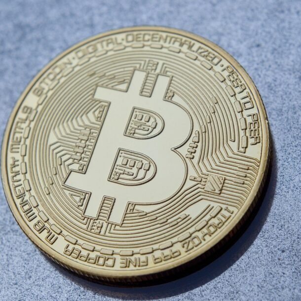 bitcoin-truot-ve-muc-58.000-usd-khi-dong-von-etf-chay-ra-va-quyen-chon-het-han-gay-them-ap-luc