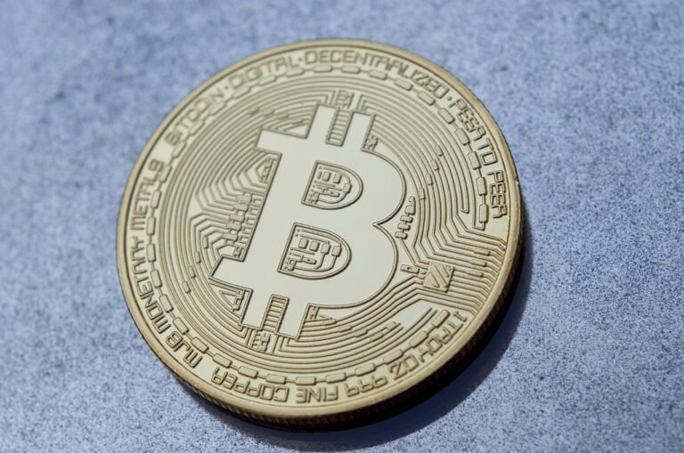 bitcoin-truot-ve-muc-58.000-usd-khi-dong-von-etf-chay-ra-va-quyen-chon-het-han-gay-them-ap-luc