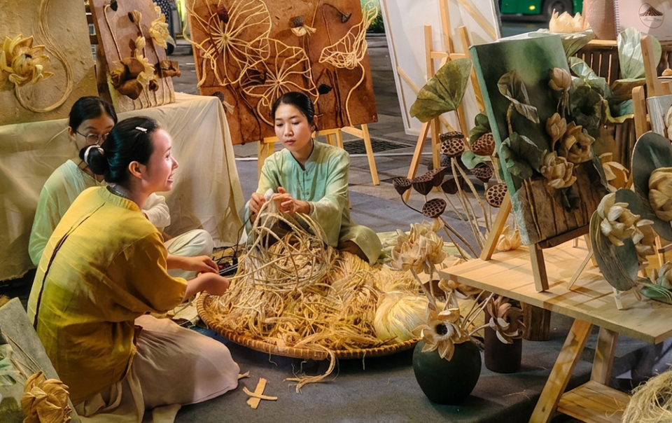 ba-khong-gian,-ngan-trai-nghiem-cho-du-khach-tai-le-hoi-sen-ha-noi