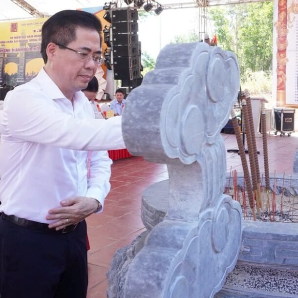 ky-niem-555-nam-vua-le-thanh-tong-dung-chan-tai-van-tuong