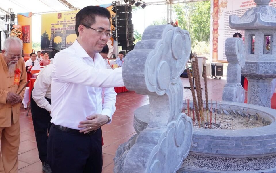 ky-niem-555-nam-vua-le-thanh-tong-dung-chan-tai-van-tuong