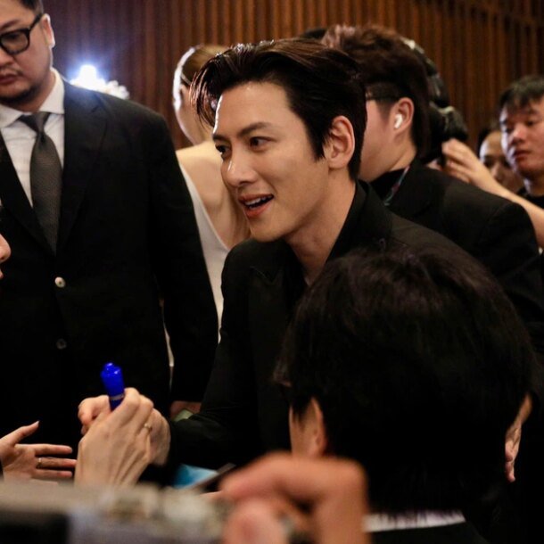 ji-chang-wook,-doan-phim-mua-do-va-cac-nghe-si-rang-ro-tren-tham-do-khai-mac-danaff